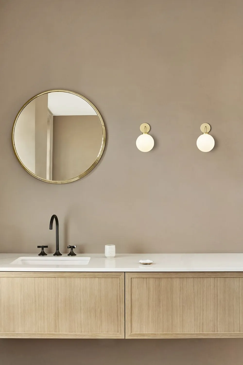 Nuura Apiales Wall Hard-wired, brushed brass / opal New