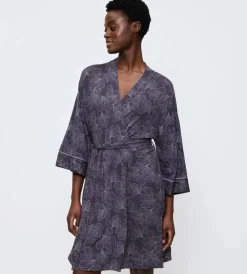 Dame Triumph Aura Spotlight Robe 01