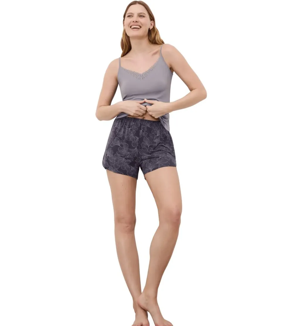 Aura Spotlight Shorts>Triumph