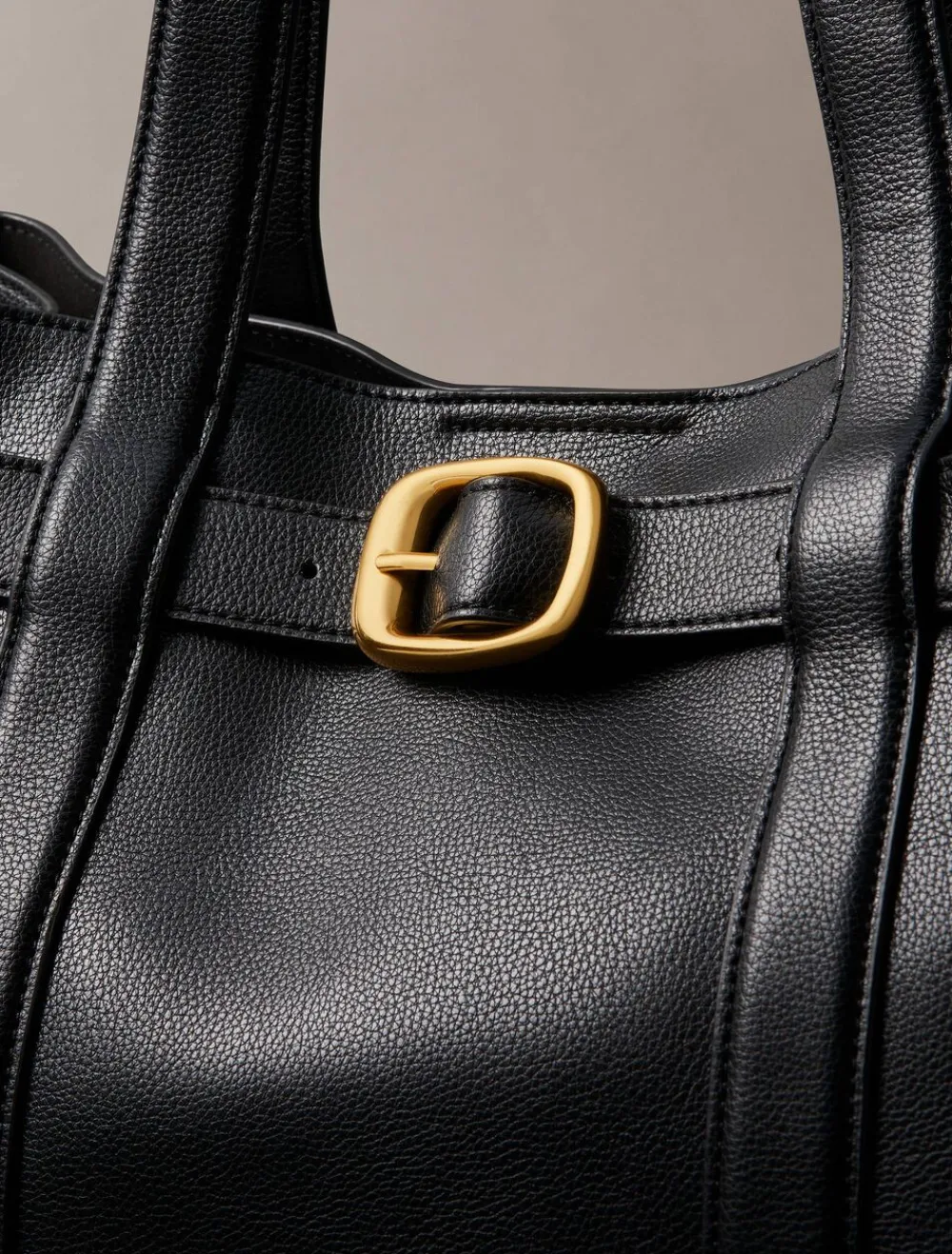 BUCKLE MEDIUM TOTE>Calvin Klein New