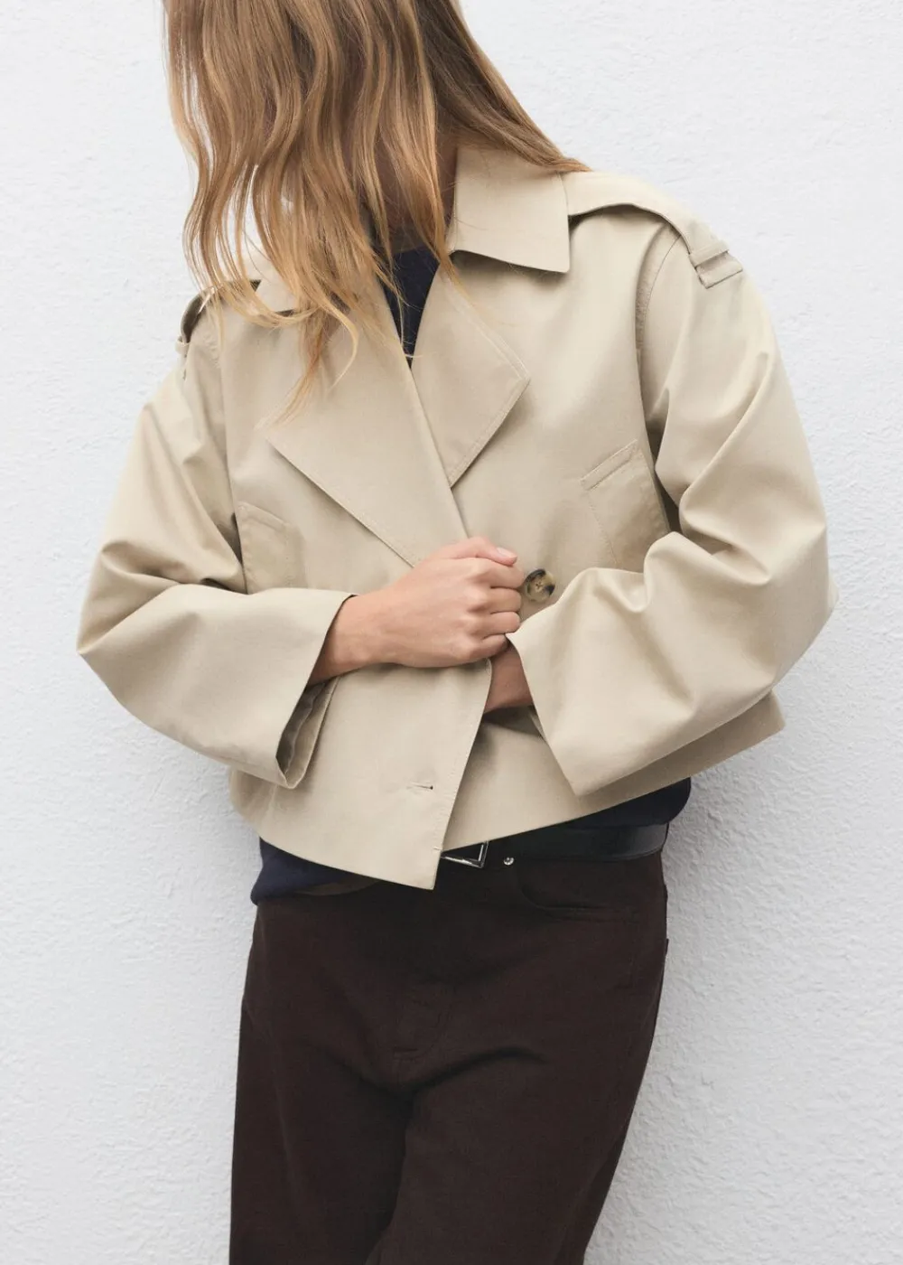 Double-breasted cropped trench coat>MANGO Online
