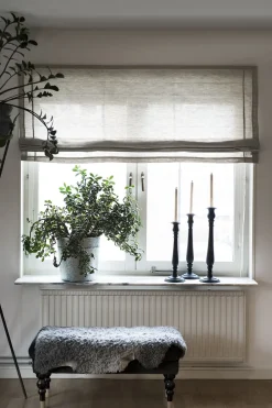 Ebba Roman Blind><noscript><img width=