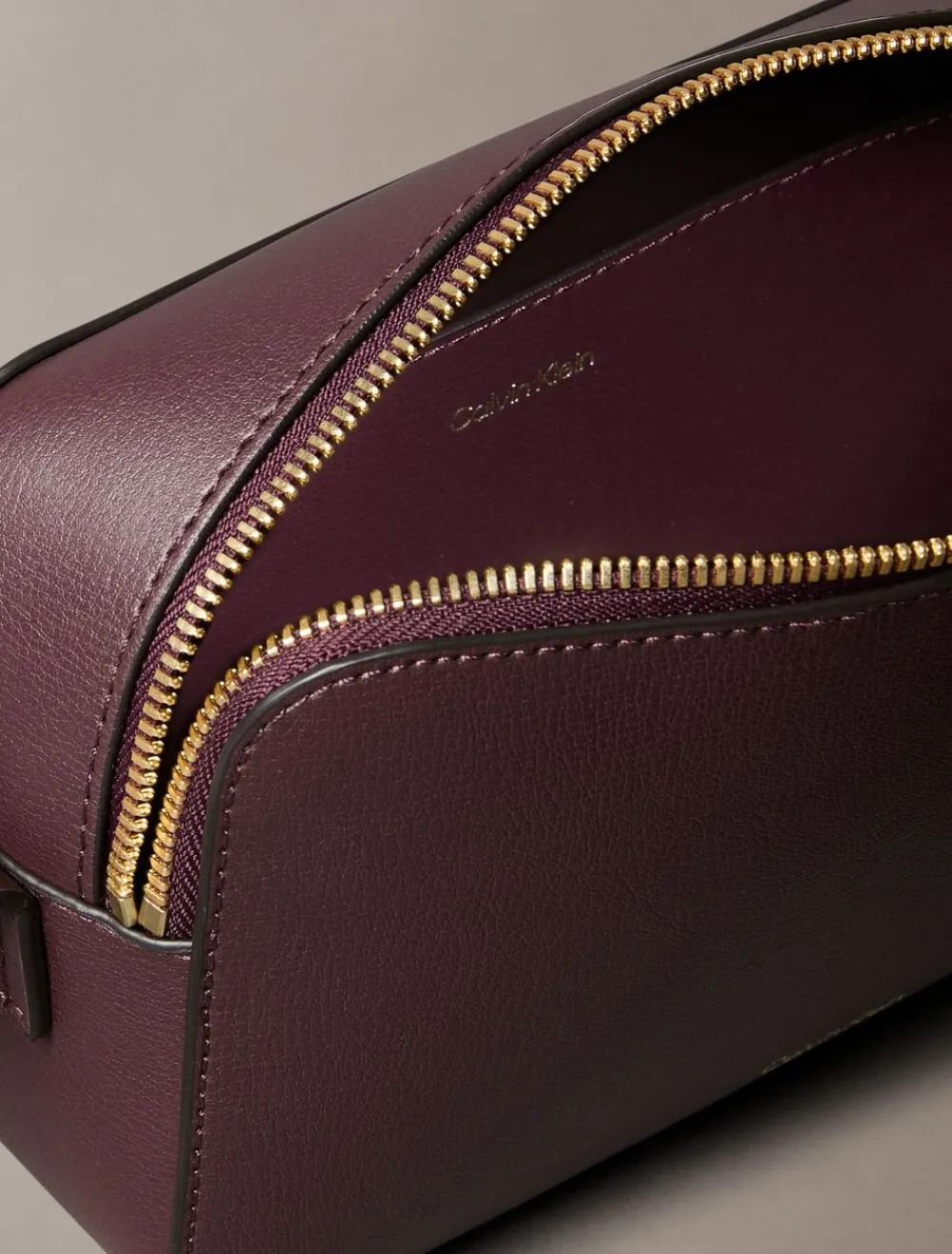 Calvin Klein FOIL LOGO ELONGATED CAMERA BAG Fudge/espresso Clearance