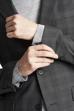 Klassisk suit><noscript><img width=
