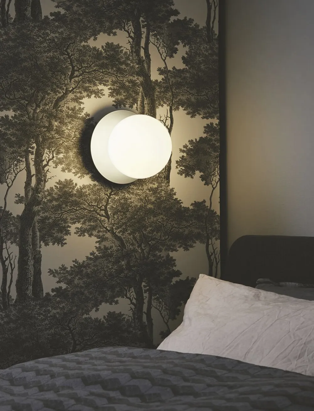 Nuura Liila 1 Medium IP44, light silver / opal