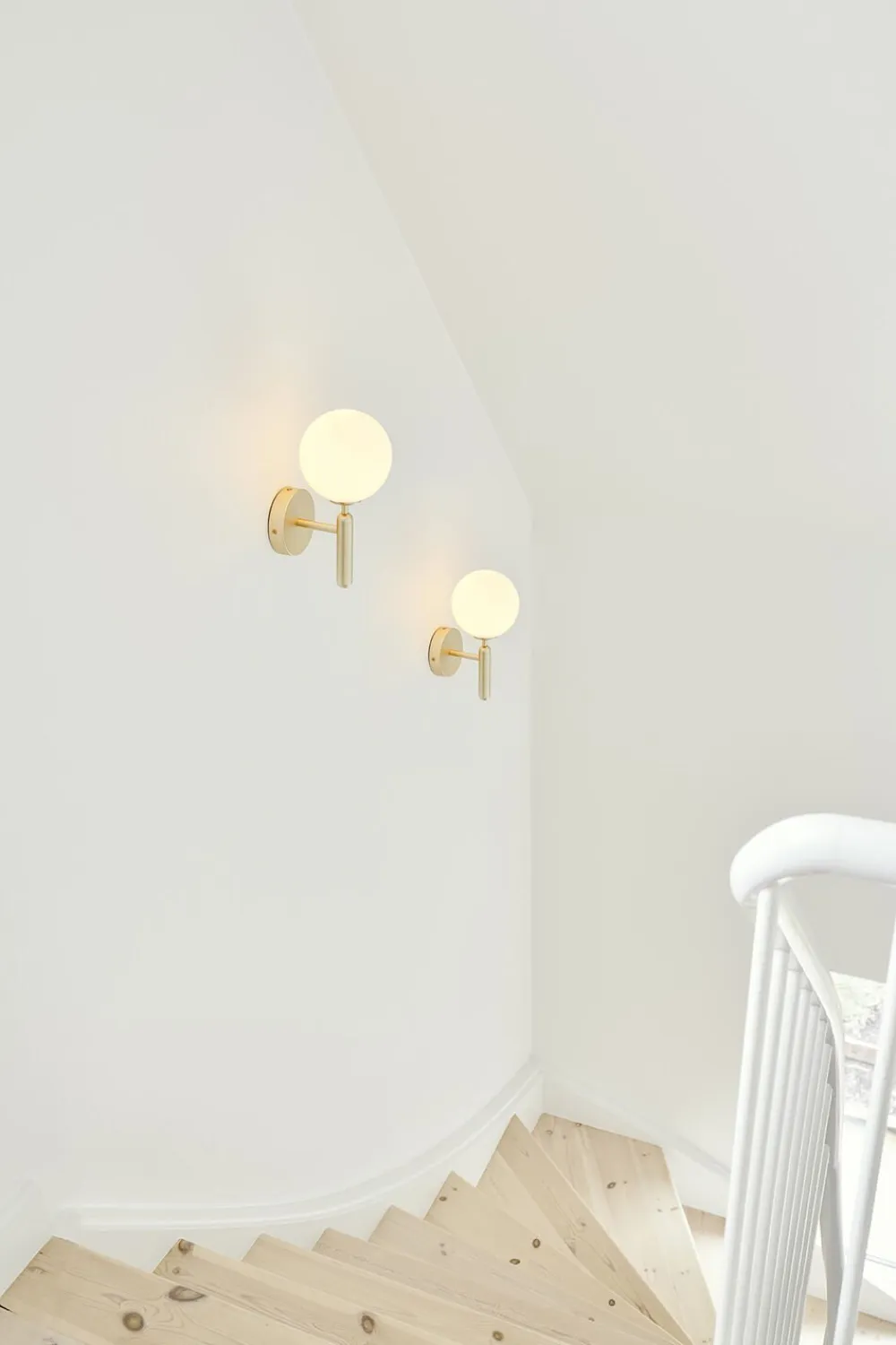 Nuura Miira Wall, brass / opal