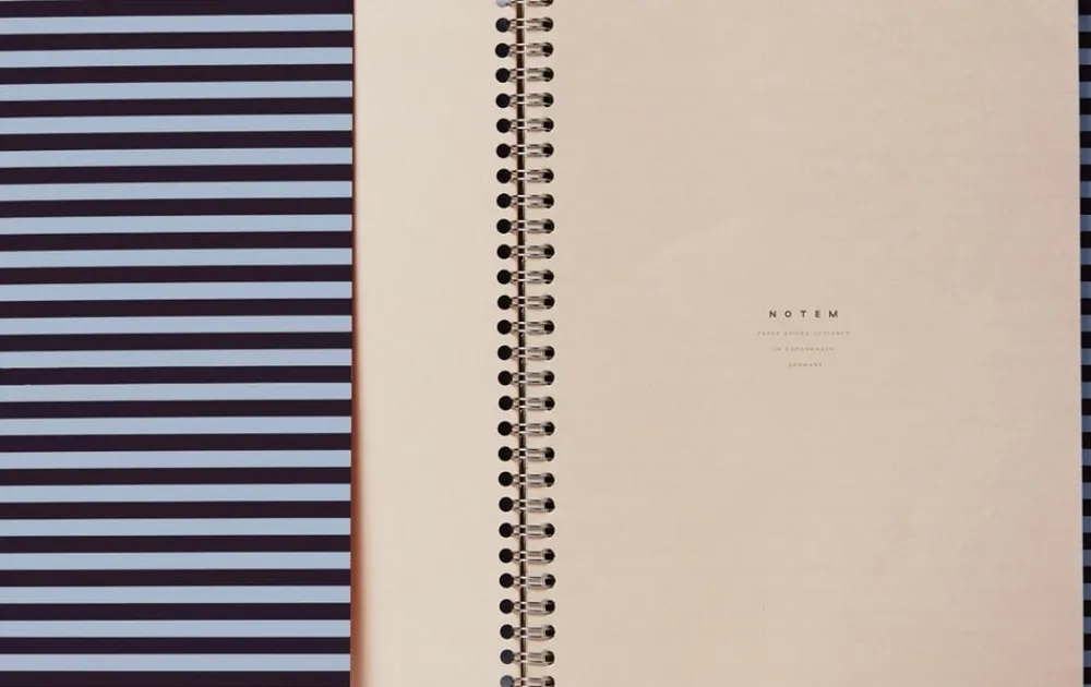 Notem NELA Notebook med spiralryg - Stor, Bordeaux og blå Hot