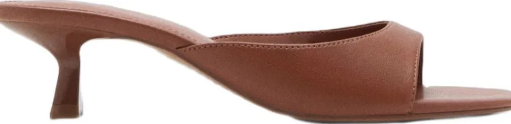 Patent leather effect heeled sandal>MANGO Hot